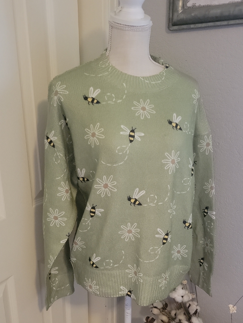 Women’s Sage Green Bee & Daisy Crewneck Sweater NWOT